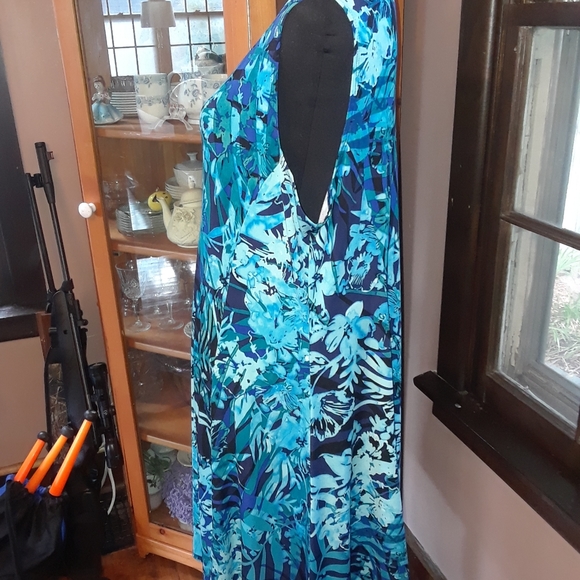 Beautiful Blue Floral Pattern dress - Picture 3 of 6